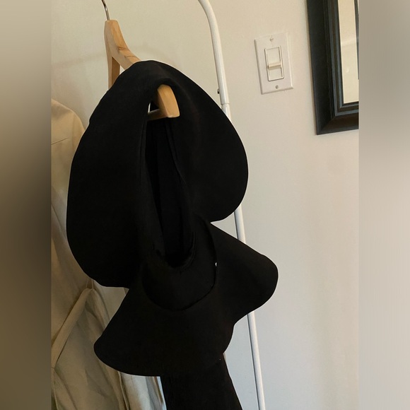 Black dress - Picture 5 of 11